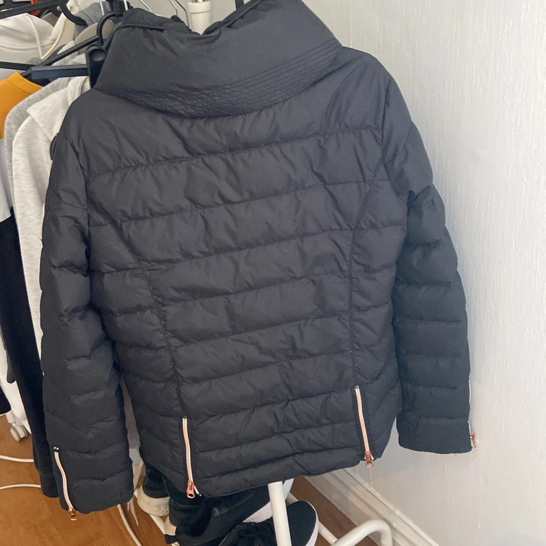 Svart pufferjacka från Svea - 1