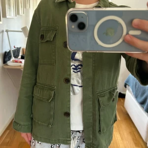 Grön jeansjacka  - En fin grön jeansjacka som är i väldigt bra skick💕Den är i stl. 152, men är ganska oversist så skulle säga att den passar xs - s❤️den är från Zara❤️