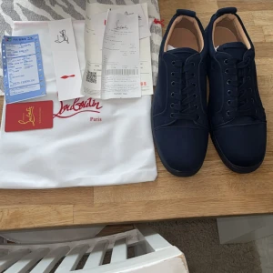 Christian Louboutin  - Tjena! Säljer ett par snygga mörkblå sneakers från Christian Louboutin. Skorna är i storlek 43 och har använt fåtal gånger därav priset. Skorna har dock inga skador eller defakter, men dock finns inte skokartongen kvar längre.