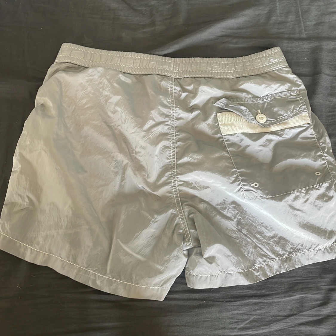 Silverfärgade badbyxor från Stone Island - 1