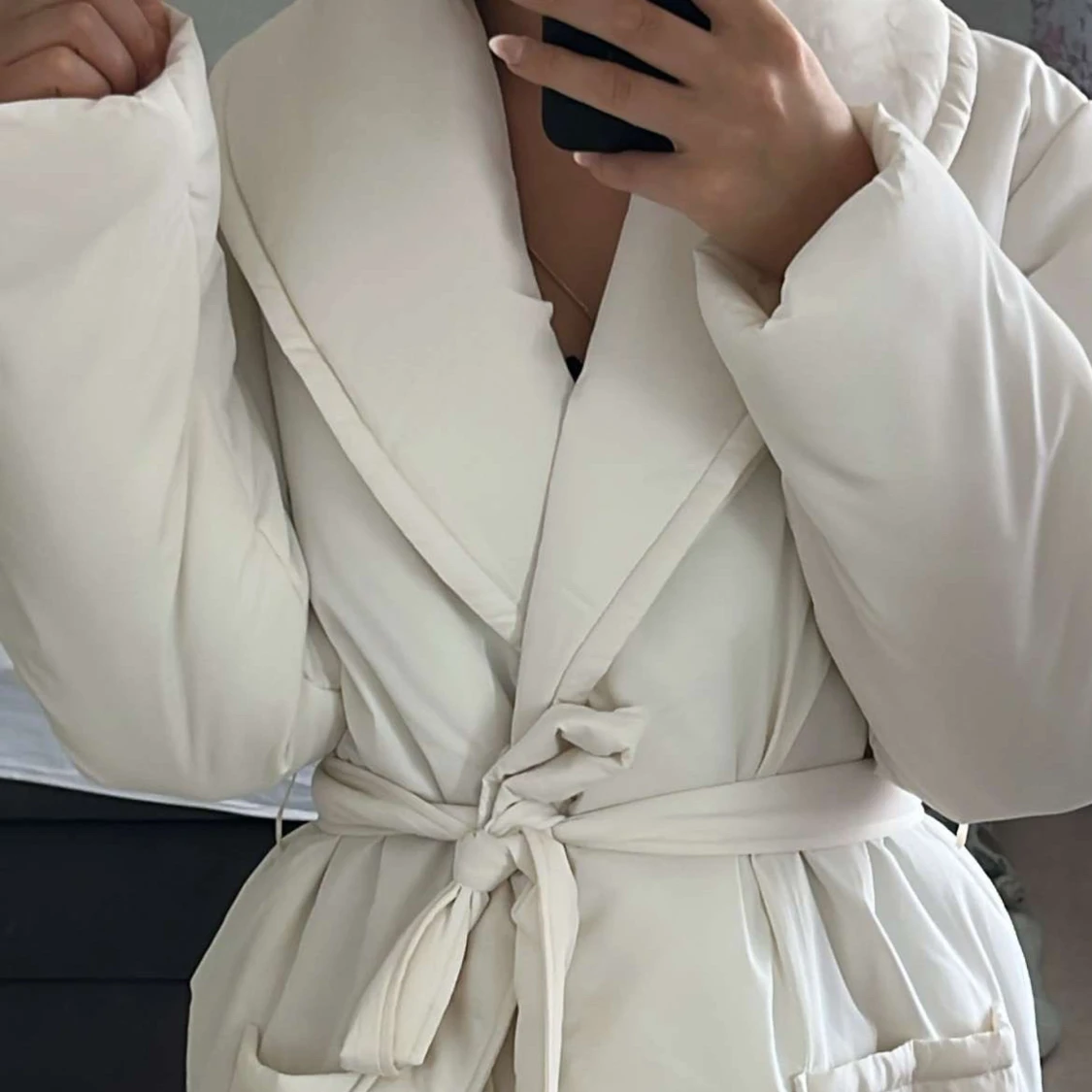 Vit pufferjacka med bälte