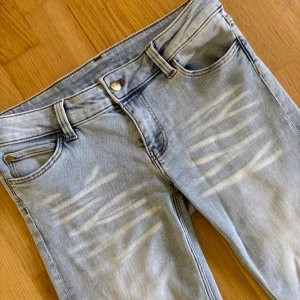 Booty bei jeans - Skitsnygga Cheap Monday jeans i modellen Booty Bei, lågmidjade bootcut. Storlek 30/34. Använda fåtal gånger. Innerbenslängd 86cm.