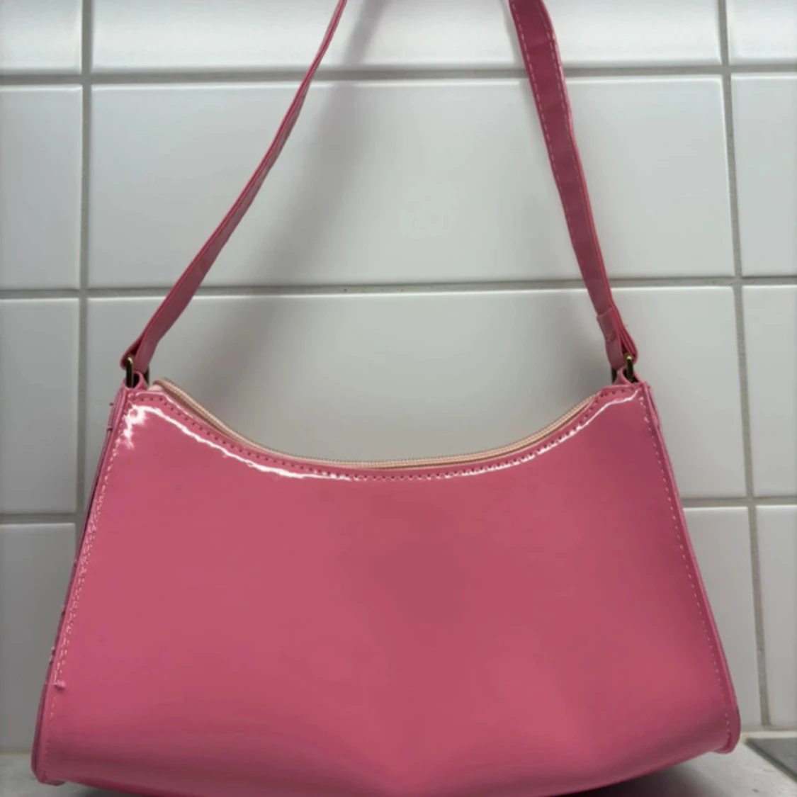 Rosa axelväska i glansigt material - 1