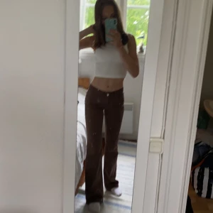 Low waist bruna bootcut jeans - Säljer ett par jättefina bruna bootcut/flare jeans som är lågmidjade i storlek 32🤎Dem är från hm och i bra skick utan några defekter. Det är bara att skriva om ni har frågor eller vill ha fler bilder🥰