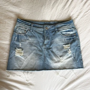 Lågmidjad jeanskjol - Snygg jeanskjol som tyvärr inte passar💗 Midja 39, längd 30