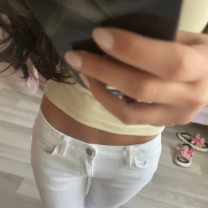 Vita Lågmidjade jeans - Jättefina vita Lågmidjade bootcut jeans. Heeelt perfekta till sommar outfits och passar till allt. Använde endast en gång. De är stretchiga. Midjemått: ca 34cm. Pris kan diskuteras💕
