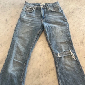 Blåa jeans med hål - Superfina blå jeans från Gina tricot som tyvärr blivit för små, byxorna är helt slutsålda 