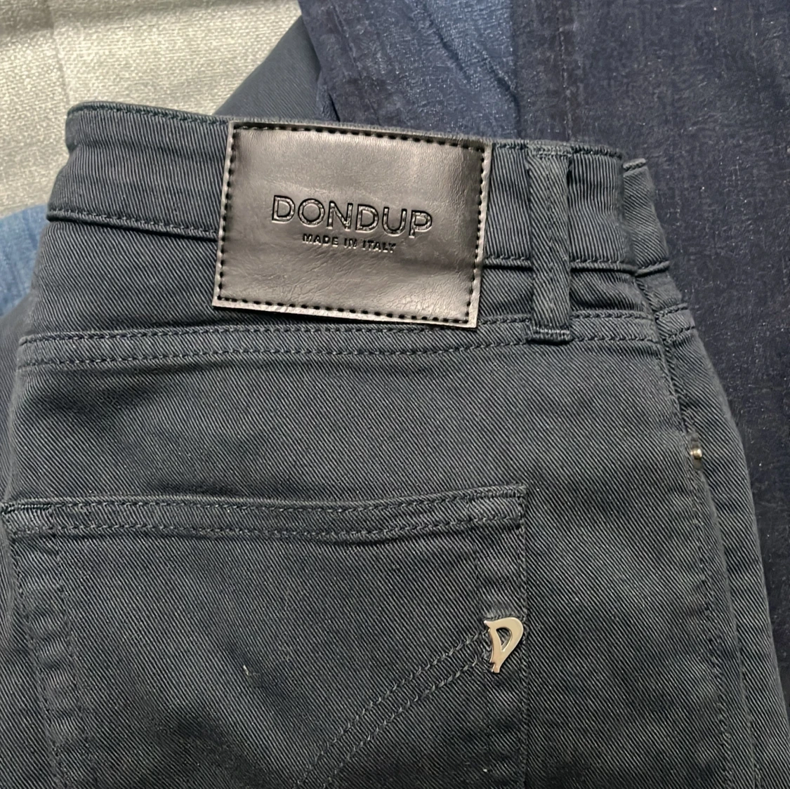 Mörkblå bootcut jeans från Dondup - 3