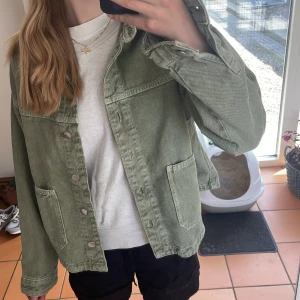 Grön jeansjacka - Säljer dennna jeansjacka från Zara, köpt nyligen och i helt nyskick! Storlek M men passar även mig som brukar ha S. Inga defekter!❣️💞