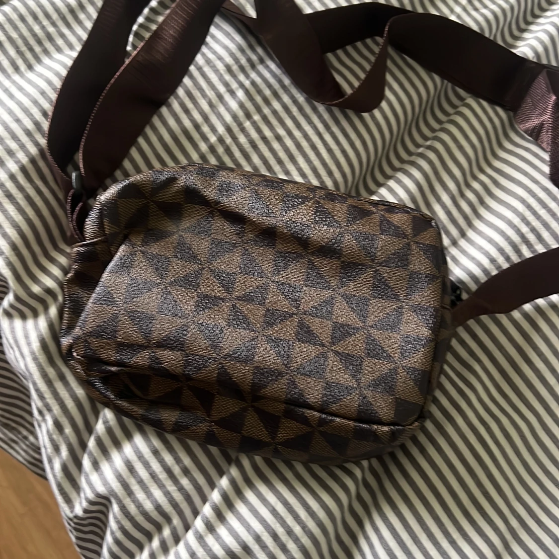 Brun axelväska med hajmotiv - 1