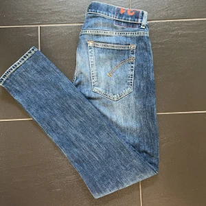  Dondup Jeans - Säljer ett par blå skinny jeans från Dondup, modell Ritchie. Modellen är i strl 31 och liknar modellen George. Modellen är 176 cm lång. Pris kan diskuteras, hör gärna av dig vid frågor😁De har några trådar som har gått upp i fickan men det är inget man märker vid användning.