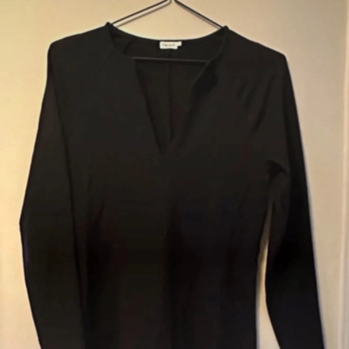 Svart klänning från Filippa K – tidlös och figurnära modell