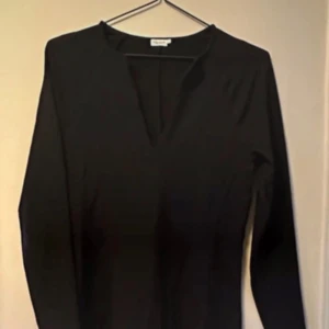 Svart klänning från Filippa K – tidlös och figurnära modell - Tidlös svart klänning från Filippa K med trekvartsärmar och lätt stretchigt tyg för en smickrande passform. Minimalistisk och stilren design som funkar både till vardag och fest. • Storlek: S (36) • Material: bomullsblandning med stretch • Skick: mycket bra Jag prutar inte, men erbjuder bundlerabatt. Väl värd att kolla mina andra annonser också!  Förslag på taggar: #vintage, #bybasen, #alternative, 