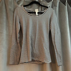 Randig långärmad tröja i bomull - Snygg långärmad tröja med svartvita ränder och rund halsringning. Perfekt basic-plagg i mjuk bomull som funkar till allt. Aldrig använd!