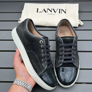 Lanvin - Säljer dessa sjukt feta lanvins I färgen ”Elephant grey ”! Size uk5 motsvarar 40 i lanvin storlek! Skick 9/10 jättebra skick! Dustbag ingår! Hör av dig vid intresse 🤩