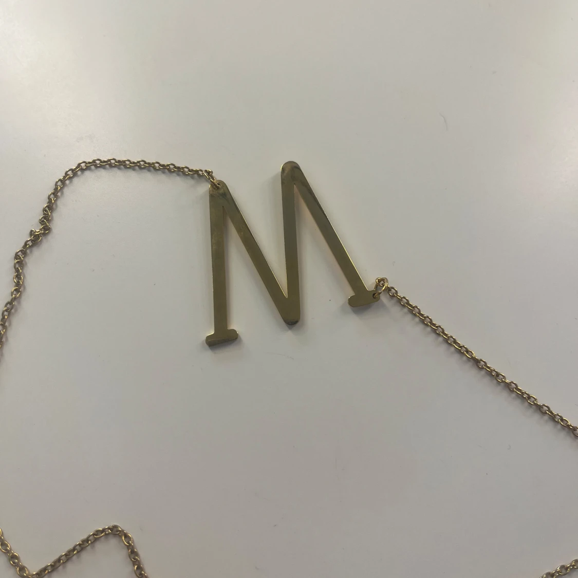 Guldigt halsband med bokstaven M - 3