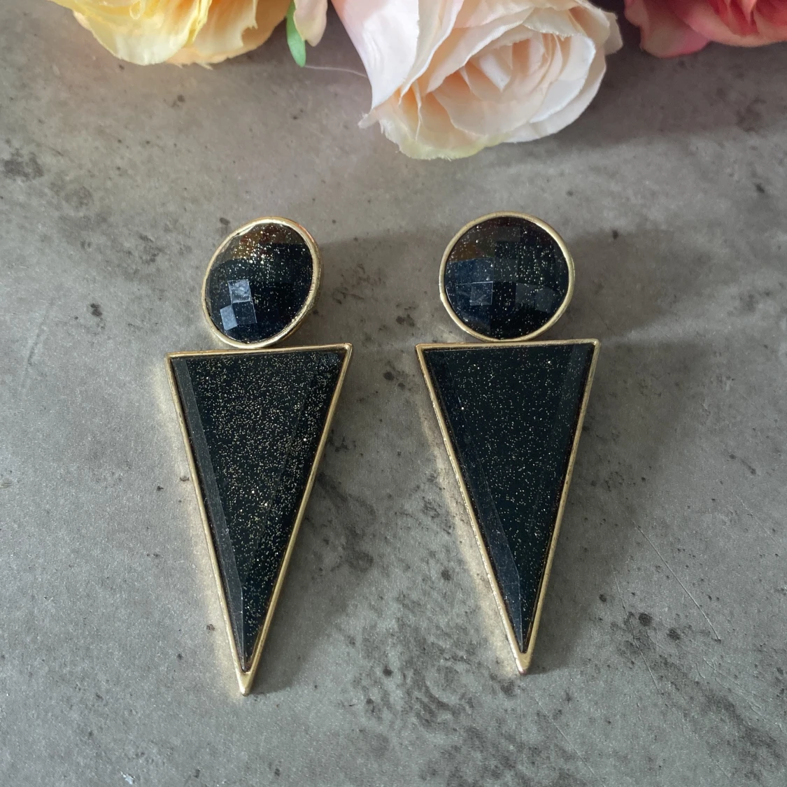 Svarta glittriga triangulära örhängen - 1