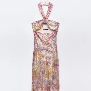 Glittrig långklänning från Zara XS - Superfin långklänning från Zara i storlek XS, täckt av glittriga paljetter i rosa, guld och champagne. Klänningen har en unik omlott-halsringning med twistad detalj och smala axelband. Perfekt för dig som vill sticka ut med en färgsprakande look.
