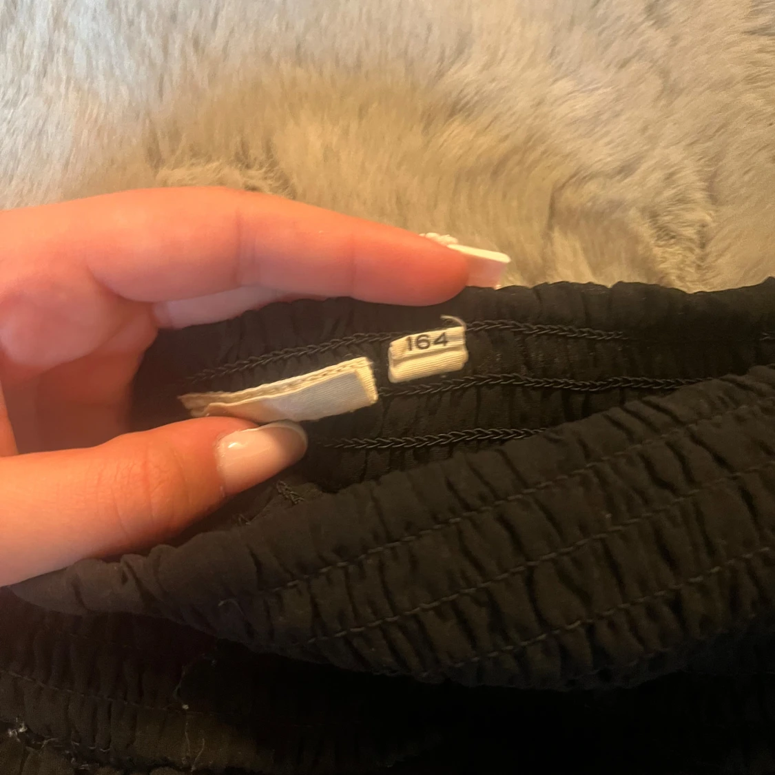 Svart volangkjol med resårmidja - 1