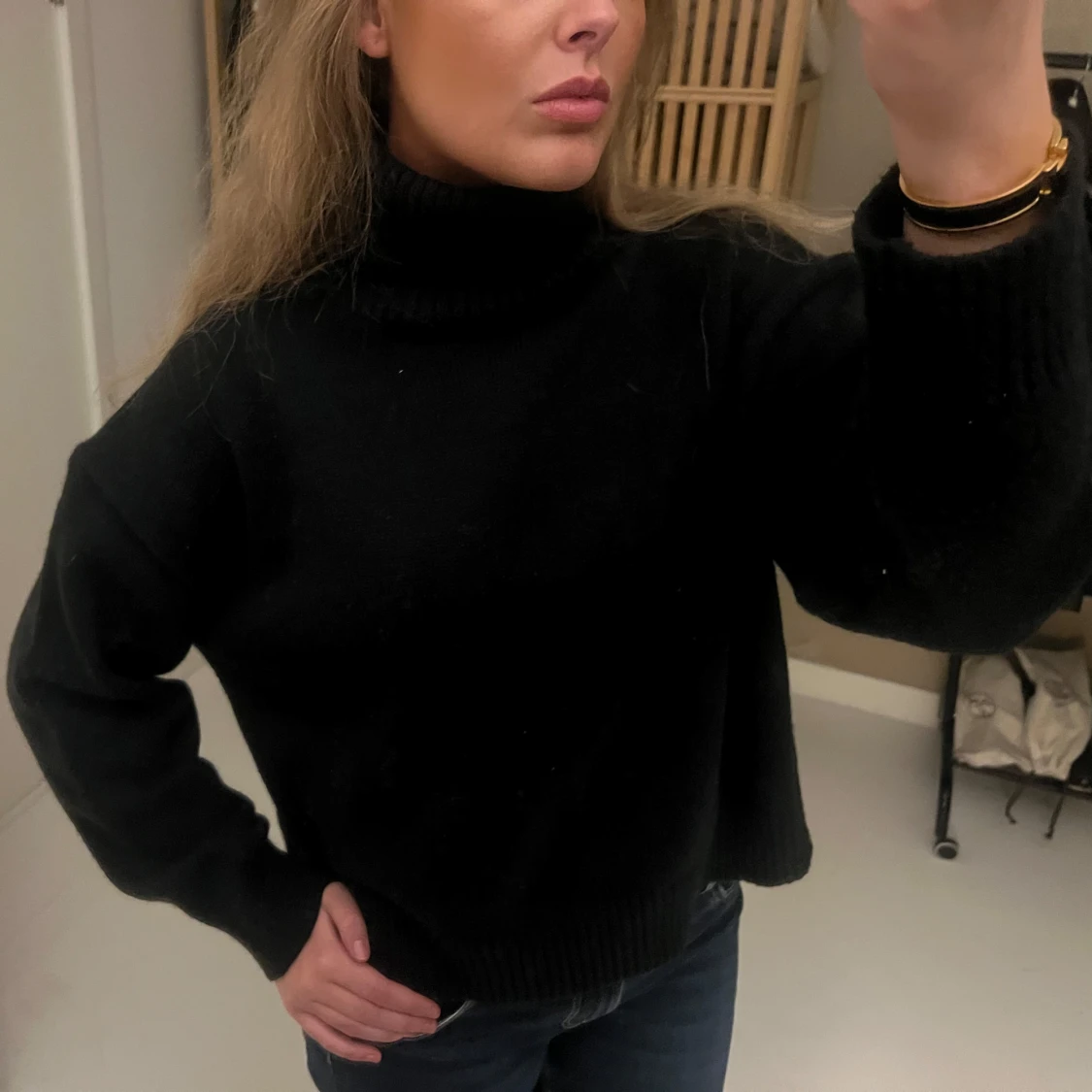 Svart polotröja i stickat material - 1