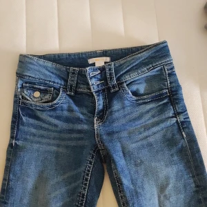 Low waist bootcut jeans - Low waist bootcut jeans från Gina young i storlek 152. Pris kan diskuteras. Skriv om du har frågor eller om du vill ha fler bilder.