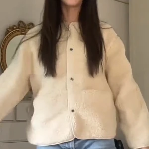 Teddy jacka  - Säljer denna jätte fina teddy jackan från h&m. Säljer för 99kr