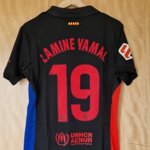 Lamine Yamal fotbollströja Barcelona 24-25 - Lamine Yamal Barcelona repIika fotbollströja 24-25. Helt ny med tag. Storlek: Small