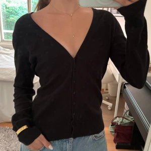 Svart v-ringad kofta - Fin skön svart kofta med v-ringning och knäppning framtill <3