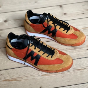 Sneakers från Karhu, storlek 38. - Sneakers från Karhu i modell Mestari, färg Jaffa orange/black. Så gott som nyskick, endast använda en gång.