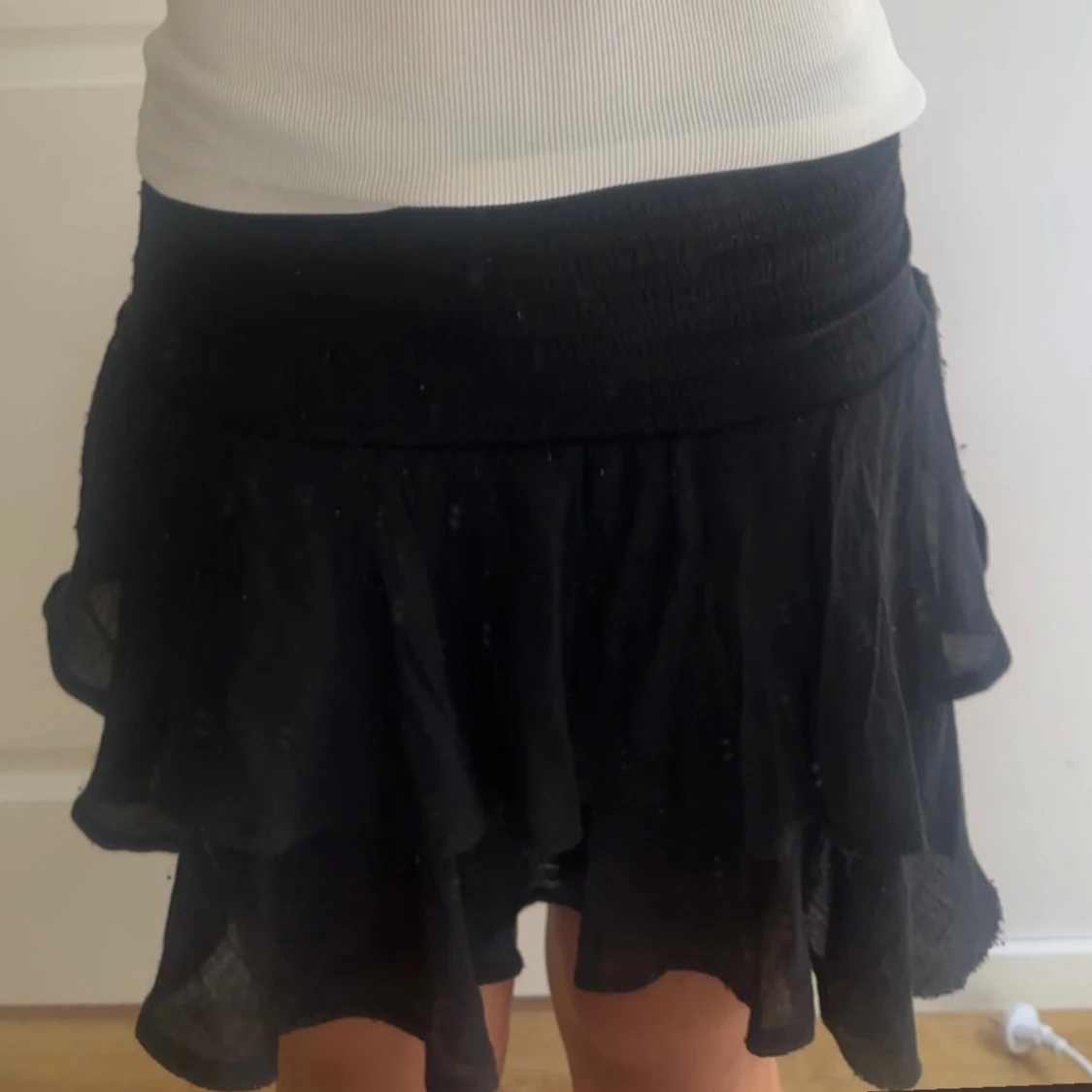 Svart volangkjol med resårmidja