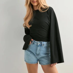 Nelly tröja med vida armar - Super snygg och stilren långärmad med vida armar från Nelly med prislappen kvar! Säljer då den tyvärr inte satt som jag önskade😊nypris: 299kr