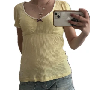 Gul topp från Odd Molly - Supersöt ljusgul ribbad topp från Odd Molly. Har Odd Molly tryck på ena armen och uppskattas som storlek S. Perfekt för sommaren!!! Köpt second hand men bra skick! 
