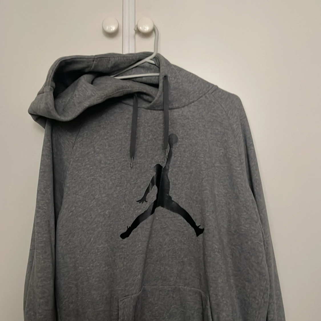 Grå Jordan hoodie med logga