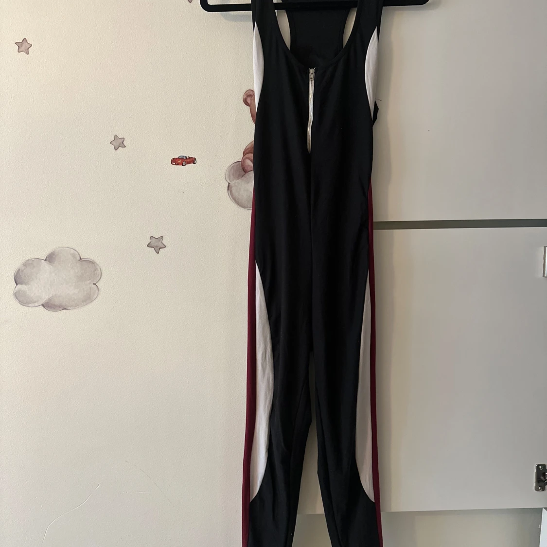 Svart sportig jumpsuit med dragkedja - 1