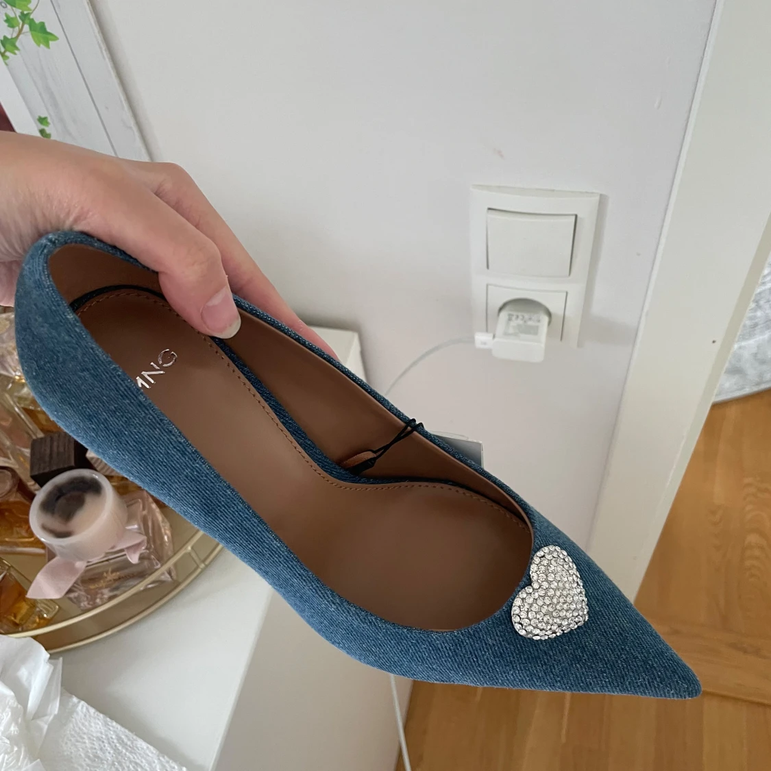 Blå jeanspumps med hjärtdekor från MNG