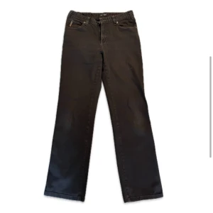 Svarta jeans från Armani - Superfina raka svarta jeans från Armani i storlek 31! Midjemått: 39, Innerbenslängd: 76, midjehöjd: 24. Se min profil för fler jeans🤩