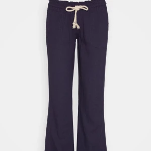 Mörkblå linnebyxor med snörning - Säljer dessa mörkblåa roxybyxorna i storlek S, de har fått ett pytte litet hål längst ner på byxorna men det är inget man tänker på och går lätt att sy igen, pris kan diskuteras.