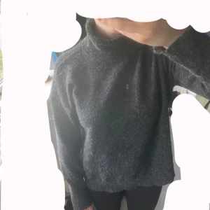 Mörkgrå stickad polotröja Vero Moda - Mysig mörkgrå stickad polotröja från Vero Moda. Tröjan har en hög krage och långa ärmar, perfekt för kyliga dagar. Den är i en loose passform och känns riktigt skön mot huden. Enkel och stilren design som funkar till många outfits. Den är liten i storleken så skulle säga att den passar XS-M.