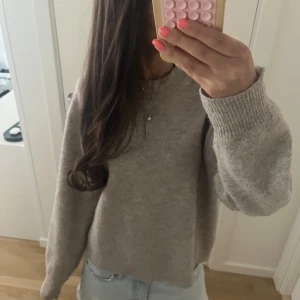 Beige stickad tröja med rund hals - Stickad tröja i storlek xs