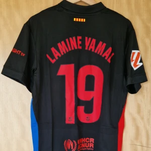Lamine Yamal fotbollströja Barcelona Travis Scott edition 24-25 - Lamine Yamal Barcelona repIika fotbollströja Travis Scott edition 24-25. Tröjan är i nyskick utan tydliga spår av användning. Kolla igenom bilderna för skick, skriv gärna om ni har frågor. Storlek: Medium