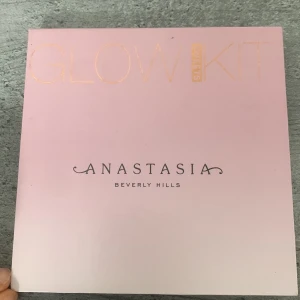 Anastasia Glow Kit - Glow Kit Sweets från Anastasia Beverly Hills med fyra metallic highlighters: Marshmallow (ljusgul), Sassy Grape (lila), Butterscotch (guldig) och Taffy (brons). Perfekt för att skapa en intensiv glow. Kommer i en rosa fyrkantig palett.