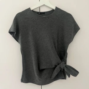 Mörkgrå topp med knyt från Zara - Stickad Mörkgrå topp med knyt från Zara i 