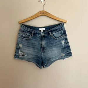 Slitna jeansshorts - Använda några få gånger så i bra skick