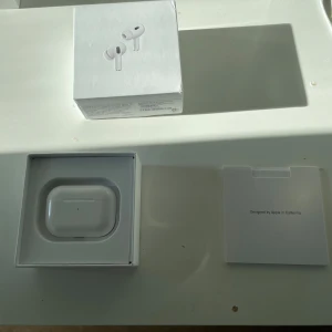 Airpood PRO 2 - Jätte bra hörlurar, och bra ljud i dom. Helt nya. Har bara öppnat och kollar hur allt såg ut och för att ta bilder. För mer information skriv till mig privat.