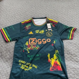 Ajax x Bob Marley Adidas fotbollströja - Ajax Bob Marley Storlek M