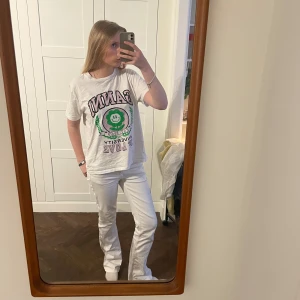GANNI T-SHIRT - Säljer min ganni t-shirt för att den inte kommer till användning. Den är i stl XL men den sitter bra på mig som är en stl: S. Tröjan har dock lite oversized passform. Om fler bilder önskas så löser jag de och priset kan diskuteras. 