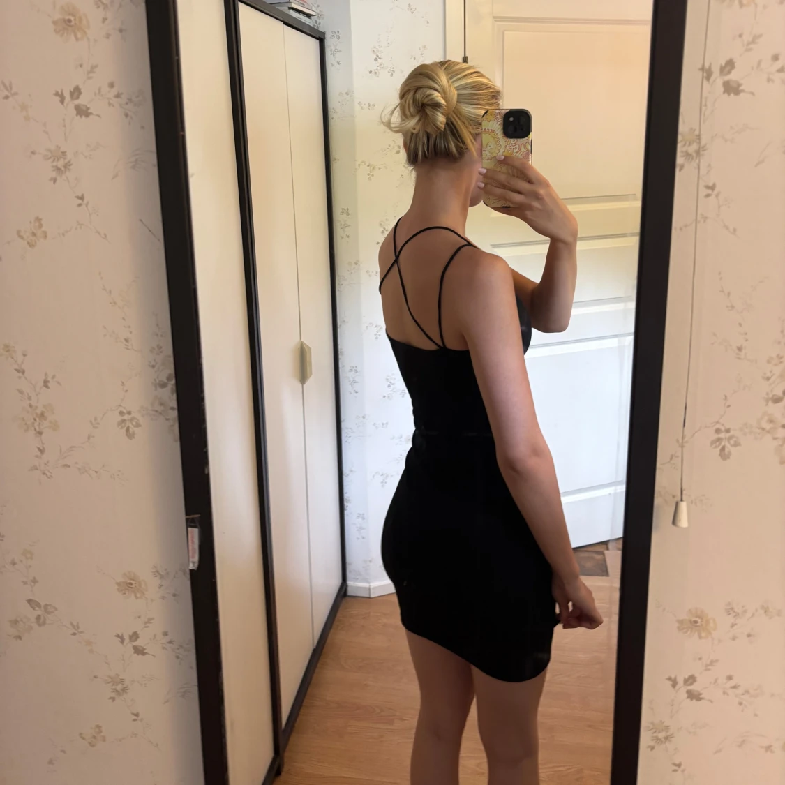 Svart tight kortklänning - 1