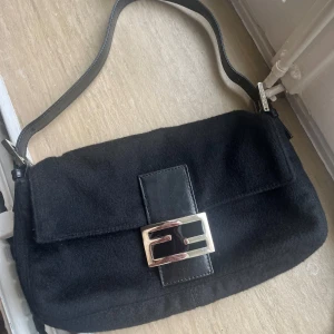 Fendi cashmere baguette - Säljer en fin och mycket välbevarad Fendi baguette i kashmirull. Bredd 26 cm. Endast upphämtning i Stockholm, Vasastan 