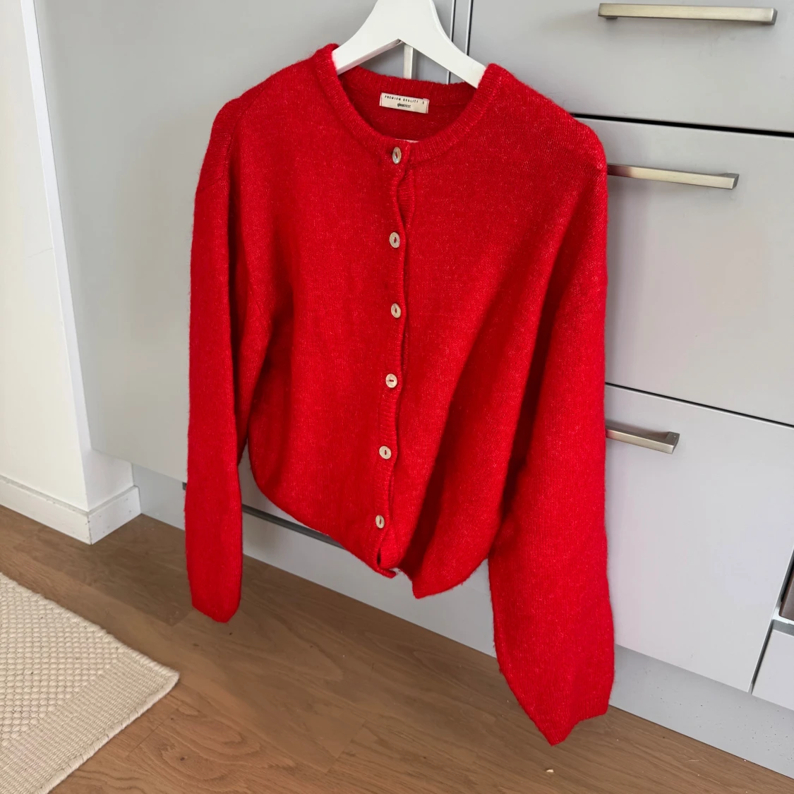 Röd kofta från Gina Tricot