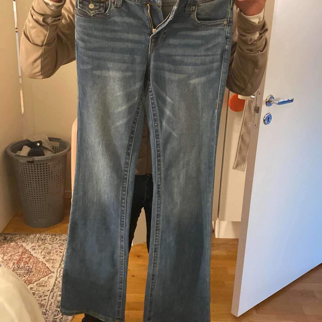 Blå bootcut jeans från Becca - 3